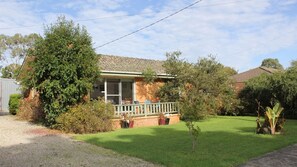 Exterior - Mum's At Cowes the perfect budget friendly famo;y getaway. (COWES)