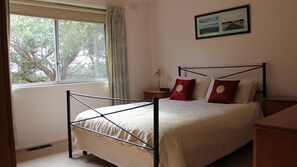 4 slaapkamers, een strijkplank/strijkijzer, reisbedje, beddengoed