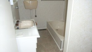 Shower, hair dryer - Mum's At Cowes the perfect budget friendly famo;y getaway. (COWES)