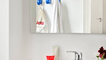 Regadera, secadora de cabello, toallas, jabón