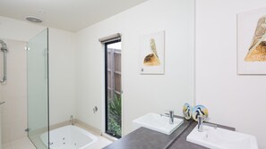 Shower, jetted bath, towels