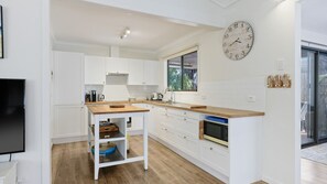 Kjøleskap, mikrobølgeovn, ovn og kokeplater