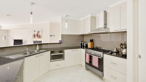 Mikrowelle, Ofen, Herdplatte, Geschirrspüler