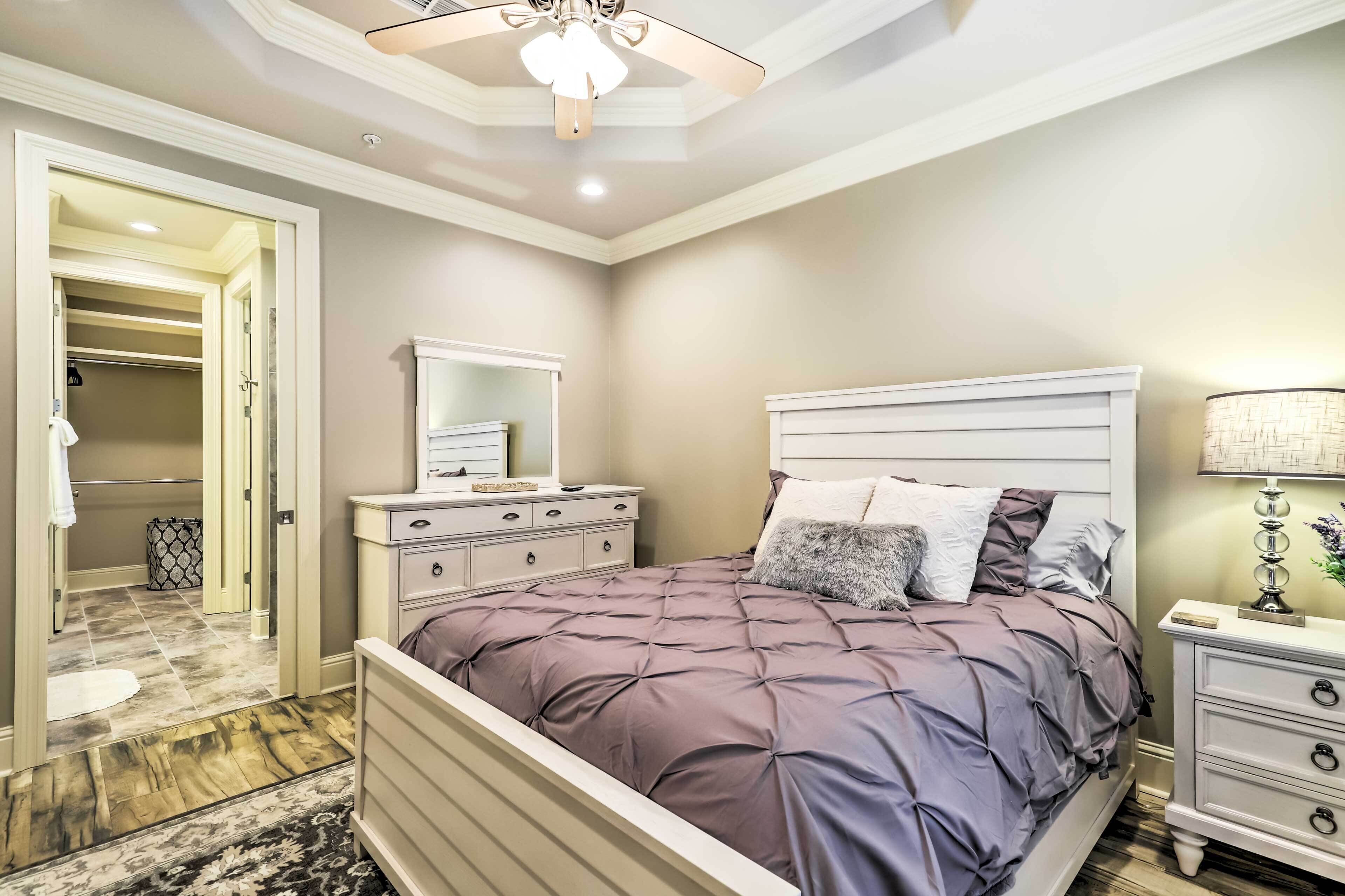 2 bedrooms, desk, internet, bed sheets