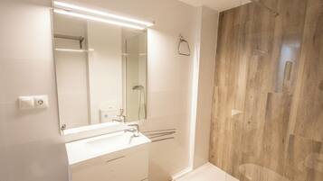 Ensemble douche/baignoire, sĂšche-cheveux, bidet, serviettes fournies