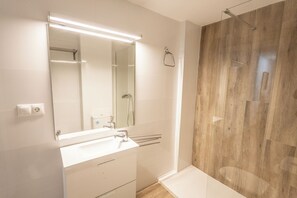 Duschwanne, Haartrockner, Bidet, Handtücher