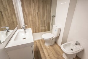 Combined shower/bathtub, hair dryer, bidet, towels - Apartment for 8 people with free Wifi, air conditioning - SPECIAL OFFER. (Córdoba)