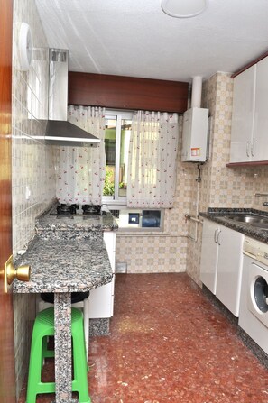 Refrigerador, microondas, lavavajillas y cafetera y tetera 