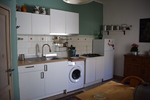 Frigorifero, forno, piano cottura, tostapane