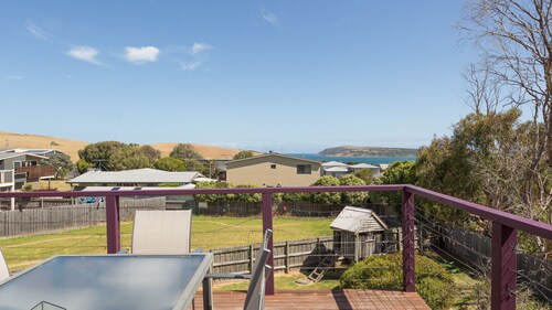 The Views - Beautiful spacious pet friendly home next to the ocean.