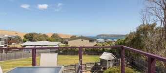 The Views - Beautiful spacious pet friendly home next to the ocean.