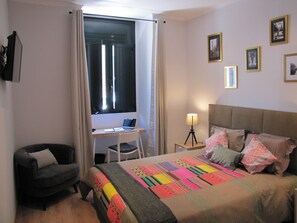 3 bedrooms, iron/ironing board, internet, bed sheets