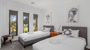 5 Schlafzimmer, Bügeleisen/Bügelbrett, Internetzugang