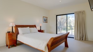 3 bedrooms, travel cot, free WiFi, bed sheets