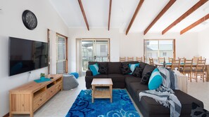 Flat-screen TV, DVD player - Cowes Rest 'n' Relax - great property for a family or two (Cowes)