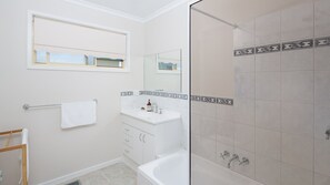 Shower, towels - Cowes Rest 'n' Relax - great property for a family or two (COWES)