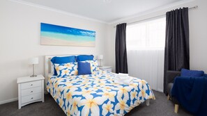 4 bedrooms, iron/ironing board, travel crib, free WiFi - Cowes Rest 'n' Relax - great property for a family or two (COWES)