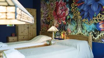 3 dormitorios, caja fuerte, escritorio y tabla de planchar con plancha