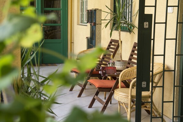 Outdoor dining - Vibrant 3 Bedroom Apartment In The Pulsing Heart Of Budapest (Budapest)