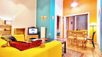 Una Smart TV, un reproductor de DVD, libros