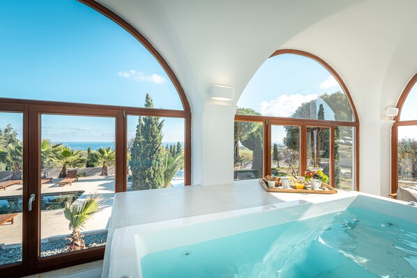 40-inch Smart TV with satellite channels, TV - Villa Leon (Santorini)