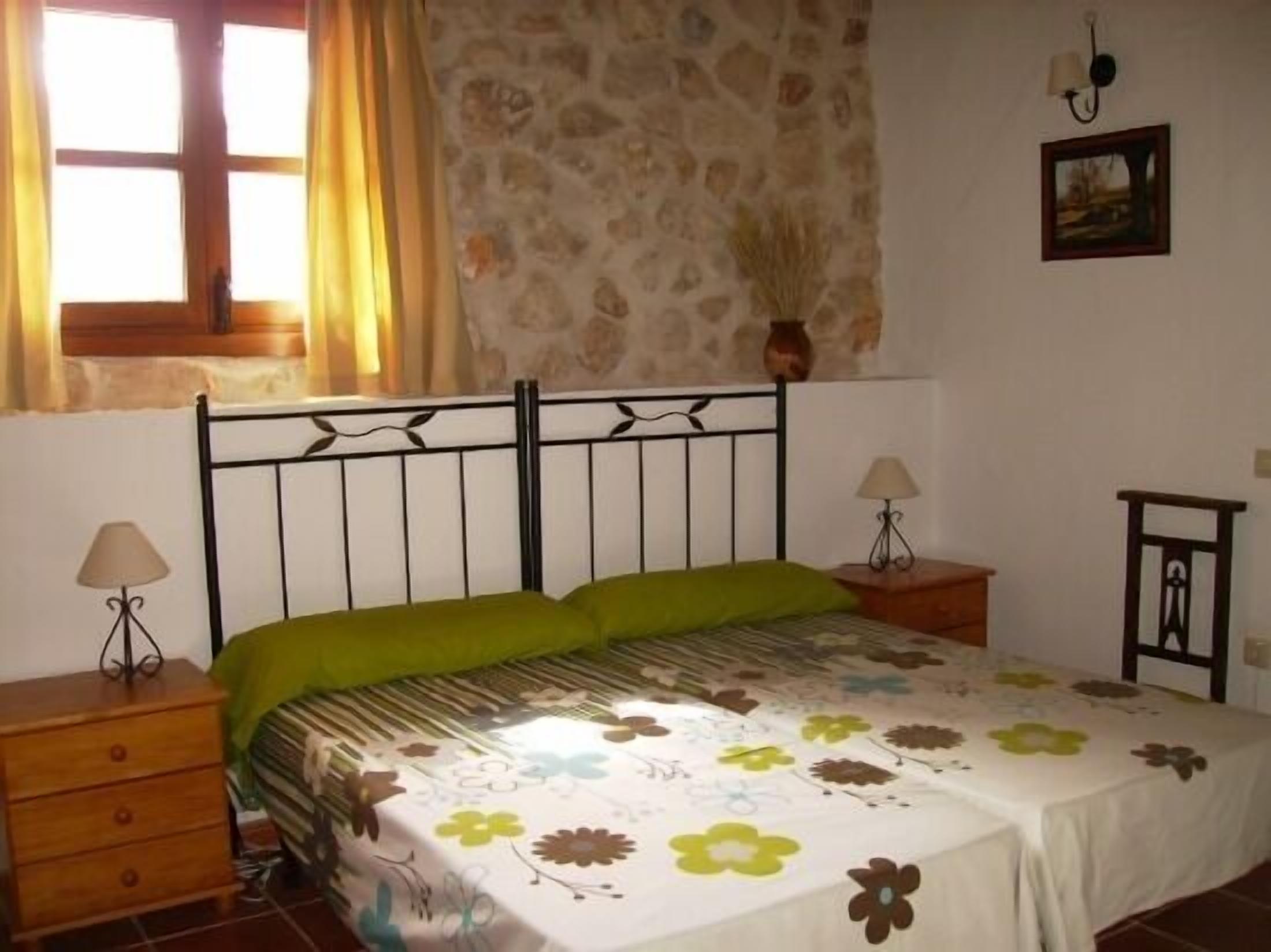 9 habitaciones y escritorio 