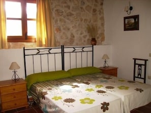9 bedrooms, desk