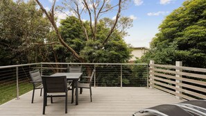 Outdoor dining - Miami Beach House (SMITHS BEACH)