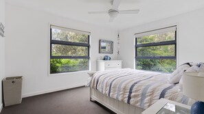 4 bedrooms, iron/ironing board, internet - Miami Beach House (SMITHS BEACH)