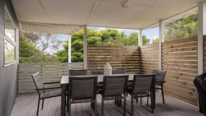 Outdoor dining - Miami Beach House (SMITHS BEACH)