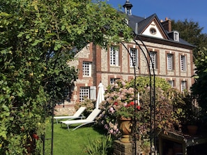 Property grounds - Sea and countryside, at Michel and Nicole's place (Angerville-la-Martel)