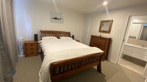3 bedrooms, travel cot