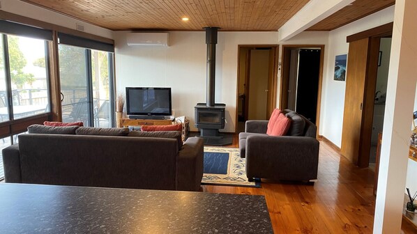 TV, fireplace - Settled In (Cowes)