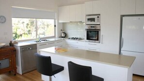 Fridge, microwave, oven, stovetop - Barramundi Breeze the perfect family beach getaway. (SMITHS BEACH)