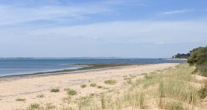 Foreshore Escape Cowes #1 - short walk along the beach to Cowes main street