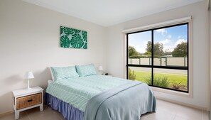 3 bedrooms, iron/ironing board, free WiFi - Beachside Retreat Cowes - short walk to the beach (Cowes)