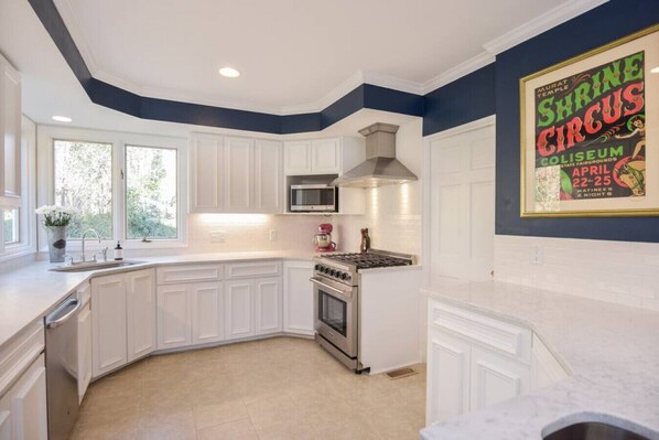 Réfrigérateur, cafetière/bouilloire