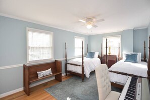 4 bedrooms, iron/ironing board, WiFi