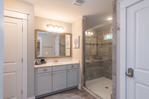 Combined shower/tub, hair dryer, towels