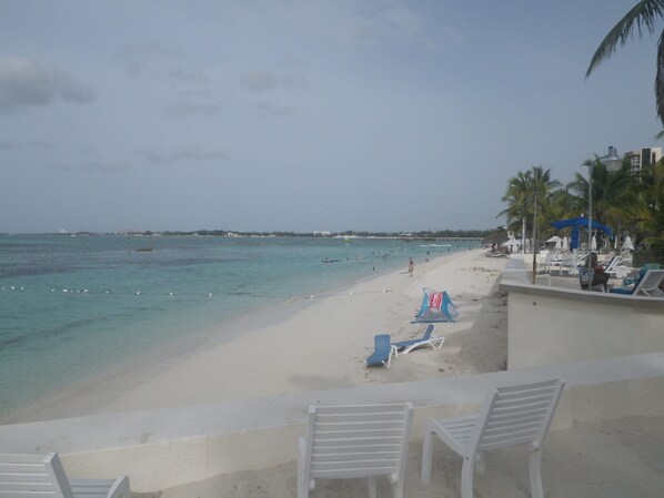 Sun loungers - Beach Front on Cable Beach in Nassau Bahamas (Nassau)