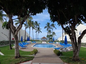 Pool - Beach Front on Cable Beach in Nassau Bahamas (Nassau)