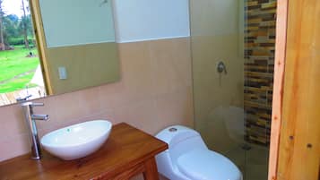 Lều Premium, nhiều giường | Phòng tắm | Buồng tắm vòi sen, vòi sen phun mưa, đồ dùng nhà tắm miễn phí