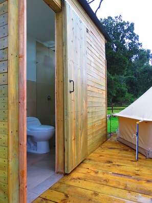 Tenda Standar, Beberapa Tempat Tidur | Kamar mandi | Shower, pancuran hujan, perlengkapan mandi gratis, dan handuk