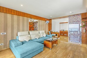 Dobbeltrom – honeymoon, 1 kingsize-seng, dalutsikt | Oppholdsområde | En 32-tommers Flatskjerm-TV med kabel-kanaler samt TV og leker