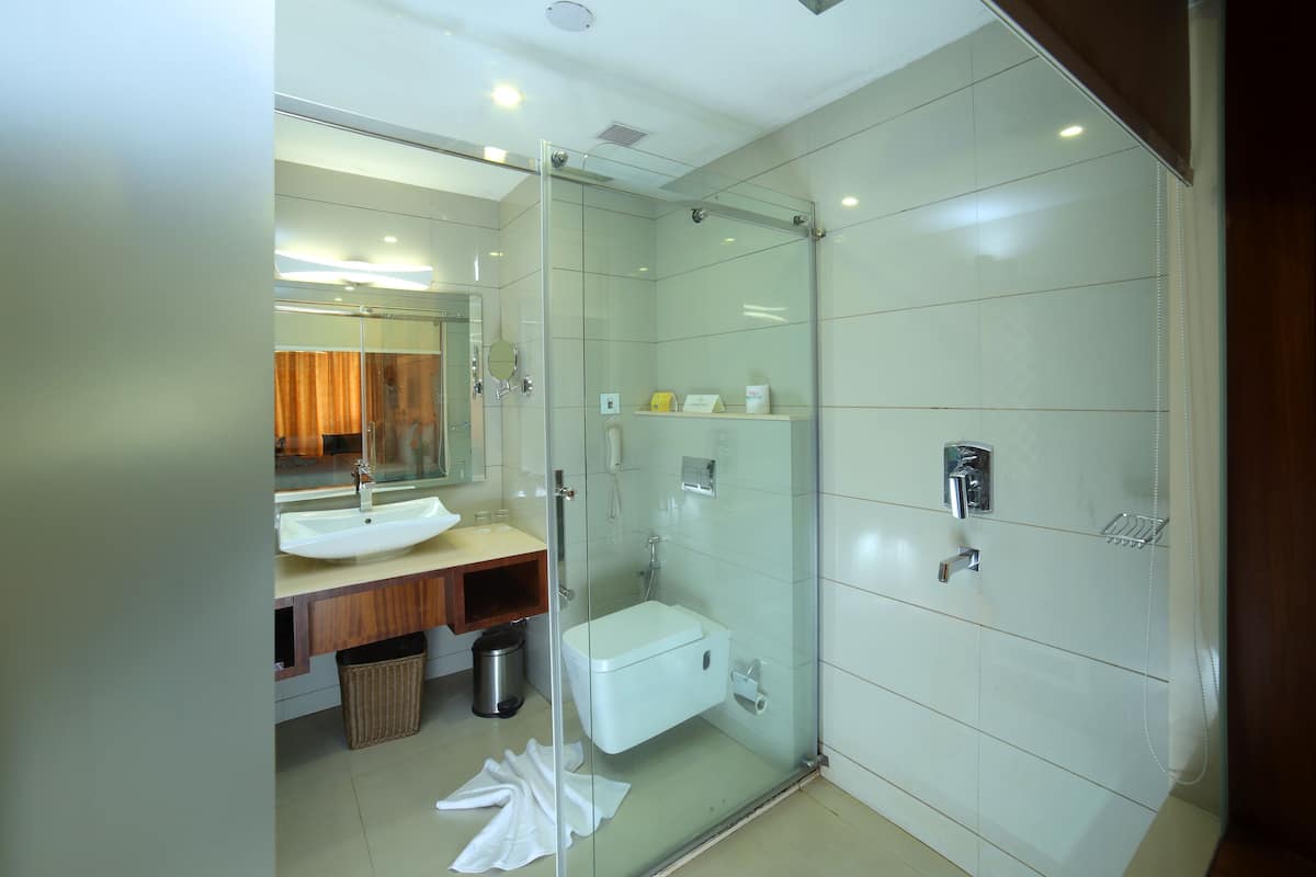 Kostenlose Toilettenartikel, Haartrockner, BademÀntel, Hausschuhe