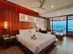 Premium bedding, minibar, in-room safe, individually decorated - Amber Dale Luxury Hotel & Spa (Devikolam)