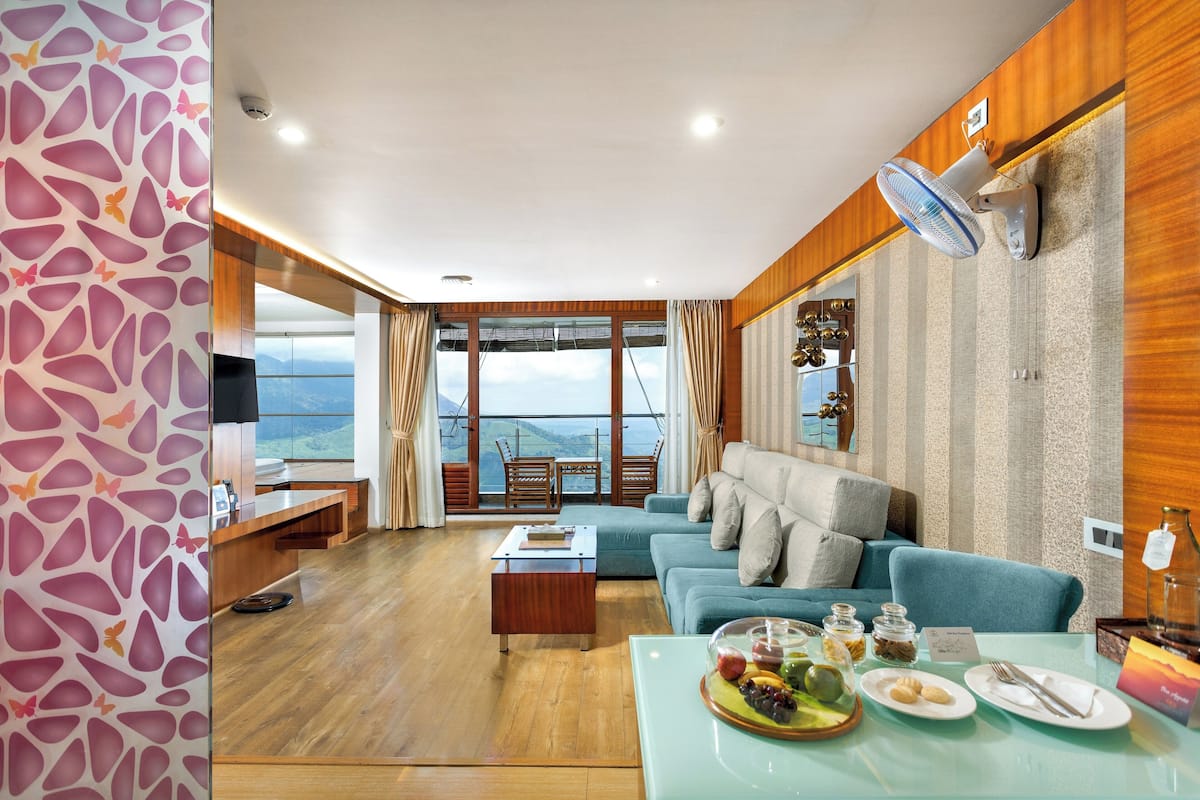 Honeymoon-Doppelzimmer, 1 King-Bett, Talblick | Hochwertige Bettwaren, Minibar, Zimmersafe, individuell dekoriert