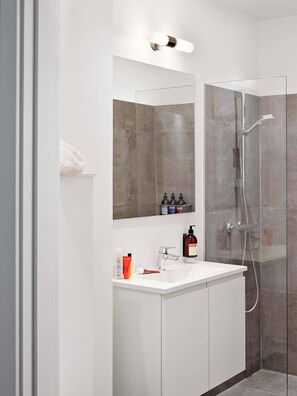 Douche, sĂšche-cheveux, serviettes fournies, savon