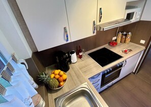 Kühlschrank, Mikrowelle, Ofen, Herdplatte
