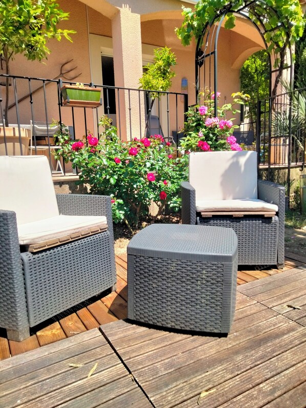 Terrace/patio - Apartment with garden, view of vineyards and hills. (Beaumes-De-Venise)